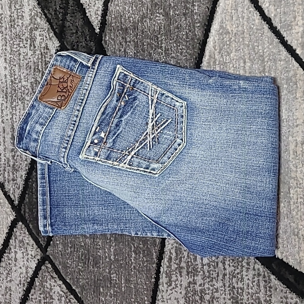 BKE REESE RHINESTONES STUDDED EMBROIDERED DENIM CAPRI JEAN